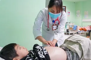 Trẻ suy thận nặng do cha mẹ tự ý điều trị bằng thuốc nam 