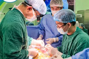 Cắt đại tràng đưa lên lồng ngực thay đoạn thực quản bị teo 