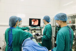 Nôn ra máu tươi do uống nhiều rượu 