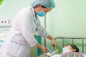 Ngã đập thắt lưng vào thành cầu thang, bé 10 tuổi vỡ thận