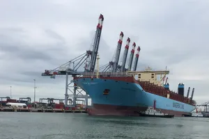 Cận cảnh siêu tàu lớn nhất thế giới cập cảng thành công