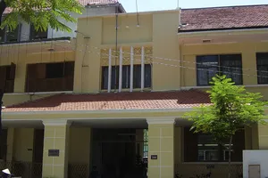 Dọn vỉa hè: đập bồn hoa trăm tuổi đường Đồng Khởi