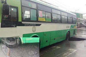 Clip:Xe buýt sụp 'hố tử thần' trên đường Nguyễn Ảnh Thủ