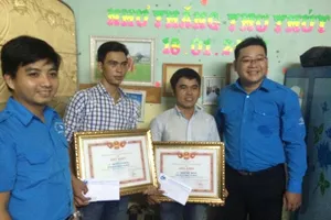 Clip: Trao bằng khen cho 3 anh em cứu hộ xe ngập nước