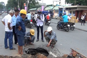 Clip: 'Hố tử thần' sau mưa lớn ở đường 3-2 (TP.HCM)