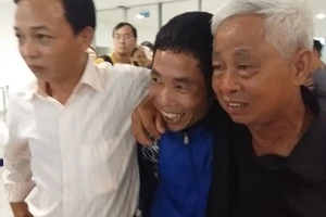 Clip: Mừng đón 3 người bị cướp biển bắt trở về