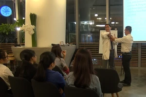 Clip: Tập huấn kỹ năng phòng vệ trên đường phố