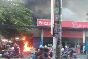 Clip: Cháy cây xăng, khói lửa bốc cao hàng trăm mét