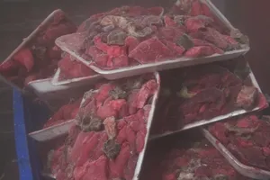 Clip: Phát hiện hàng tấn thịt heo trộn thịt đà điểu 