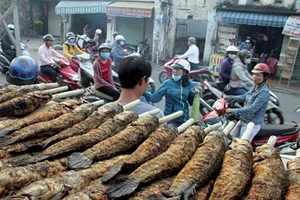 Clip: Phố cá lóc nướng tấp nập người mua ngày Thần tài