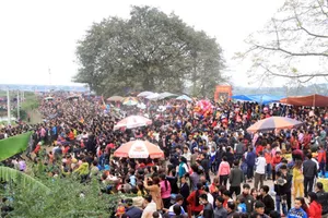 Clip: Giẫm đạp lên nhau tại lễ hội phết Hiền Quan