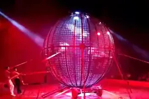 Clip: Màn trình diễn xiếc mô tô bay trong lồng sắt