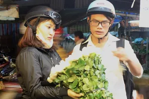 Clip: 'Đấng mày râu' lội chợ hoa mua quà tặng 8-3