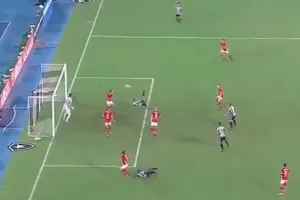 Siêu phẩm 'ngả bàn đèn nhân đôi' trên sân cỏ Brazil