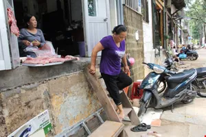 Clip: Người dân quận 1 khổ sở bắc thang leo lên nhà