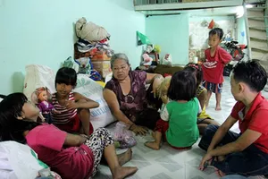 Ngôi nhà mới của gia đình 17 người bên dòng kênh đen