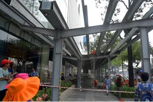 Clip: Ông Hải cho dỡ mái che khổng lồ của Saigon Center