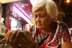 Xem bà Trình vừa 'nghiện' sách vừa ca vọng cổ