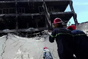 Cảnh sát PCCC và Công an Cần Thơ vẫn trụ hiện trường