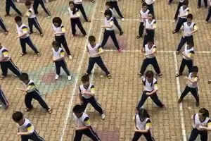 HS hào hứng múa võ trên nền nhạc 'Dòng máu lạc hồng'