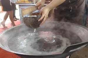 Độc đáo món bánh canh gõ gáo dừa 