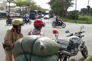 CSGT nói về tình trạng xe mù, xe mờ và cách xử lý