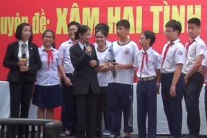 Nữ sinh mạnh dạn đặt câu hỏi về 'xâm hại tình dục'