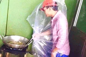 Đủ kiểu 'biến hình' khi vào bếp