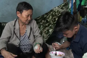 Clip: Bà Út ve chai khổ cực nuôi cháu mồ côi