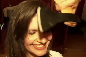 Clip: Cắt tóc bằng... rìu