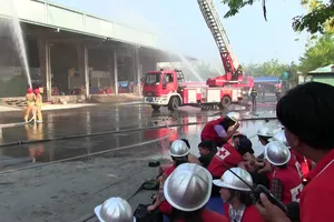 Nhiều người tham gia diễn tập chữa cháy ở chợ Bình Điền