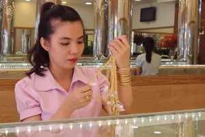 Clip: Phố kinh doanh mặt hàng đắt đỏ nhất Sài Gòn