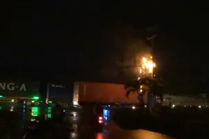 Clip: Hai bó cáp viễn thông cháy ngùn ngụt trong mưa