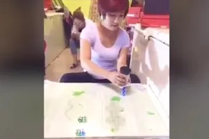  Cô gái xinh đẹp biểu diễn lắc xí ngầu điêu luyện