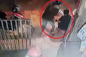 Clip: Ngồi trước cửa nhà, bị giật điện thoại trên tay