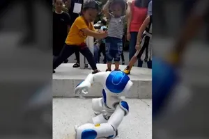 Clip: Robot múa võ khiến trẻ em Việt Nam thích thú