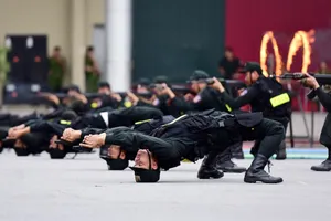 Sinh viên cảnh sát tập bắn súng, trấn áp tội phạm