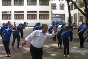 Điệu nhảy 'Đàn gà con' cực dễ thương của thầy phụ trách