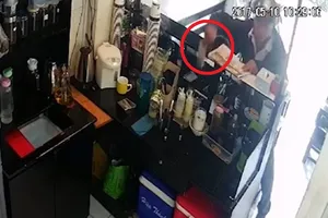 Vờ mua nước, 'hô biến' ngay điện thoại chủ quán
