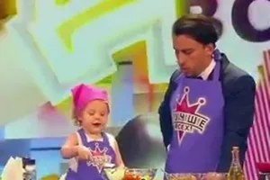 Đầu bếp nhí 3 tuổi người Nga siêu đáng yêu