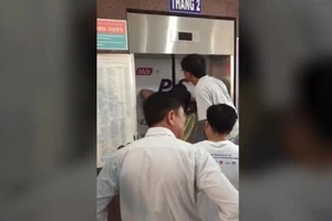 Bệnh viện cúp điện, bệnh nhân bị kẹt trong thang máy
