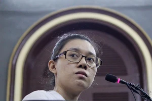 Thùy Dung khai về cách chuyển thư cho người yêu