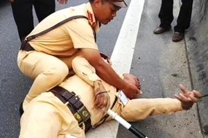 Xe container chạy tốc độ cao, đánh lái hất văng CSGT