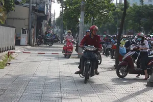 Quận 1 lắp barie trên vỉa hè đường Võ Thị Sáu