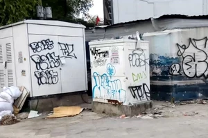 TP.HCM: Tủ điện bị vẽ bẩn khắp các tuyến đường