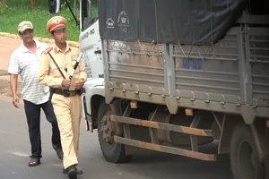 Video: CSGT kiểm tra chớp nhoáng ở Đắk Nông, Đắk Lắk