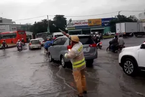 Sau mưa to, vòng xoay An Lạc ngập nặng