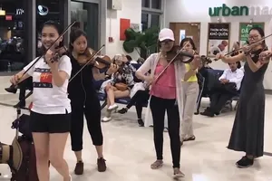Nhóm bạn trẻ ngẫu hứng chơi đàn violon tại sân bay 