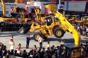 Điều khiển máy xúc... nhảy múa theo nhạc như vũ công