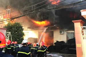 Hiện trường vụ cháy xưởng mút, xốp ở Bình Chánh